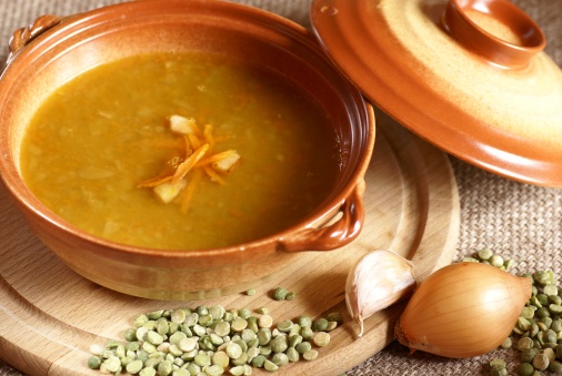 Sopa de cebola com toque especial – Quarta-feira Ingredientes 5 cebolas cortadas em rodelas 1 colher(sopa) de azeite 2 litros de caldo de galinha 4 co...
