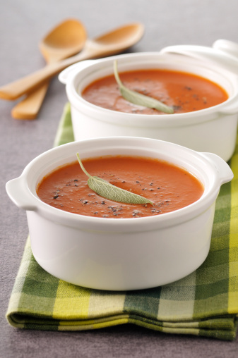 Sopa de Tomate e Manjericão – Quinta-feira Ingredientes: 1/2 kg de tomates, sem peles e sem sementes picados 1 colher (sopa) de azeite de oliva 1 cebola ...
