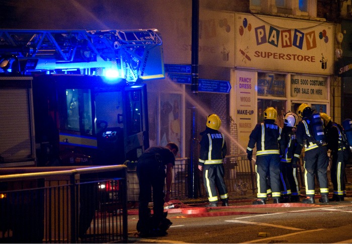 Bombeiros tentam apagar incêndio em um estabelecimento em Clapham Junction – bairro ao sul de Londres (Reino Unido) – nesta segunda-feira (8). Desde sábado...