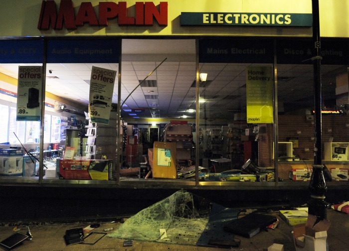 Vista de uma loja de material eletrônico que foi saqueada por manifestantes em Londres, nesta segunda-feira (8). A violência se espalhou pela capital britâ...