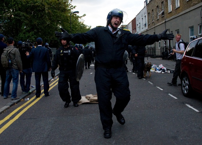 Policial tenta afastar jornalistas do protesto que aconteceu em Hackney – bairro ao norte de Londres (Reino Unido) – nesta segunda-feira (8). Desde sábado ...