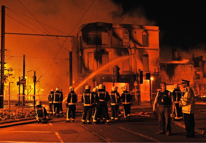 Bombeiros tentam apagar incêndio em loja de móveis em Croydon (sul de Londres) nesta segunda-feira. A loja tinha 140 anos