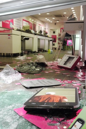 Loja de celulares em Clapham Junction (sul de Londres) foi destruída nesta segunda-feira (8), por manifestantes, no terceiro dia de protestos na capital br...