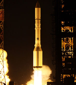 O fogete Proton-M lançou o satélite Express-AM4 no último dia 18 (STR/AFP) proton-m express am4