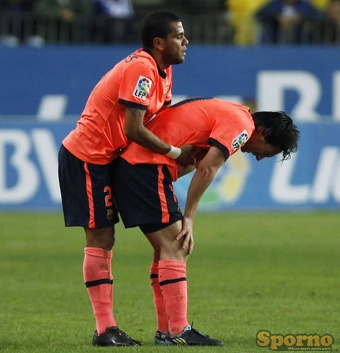 Daniel Alves estava tentando dar uma "forcinha" para Lionel Messi. Olha no que deu...