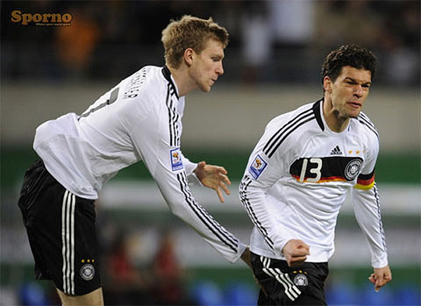 Sabe aquele famoso "tapinha no bumbum" que os jogadores dão, quase como um "parabéns" por uma jogada? Pois é, olha o Ballack sendo assediado em campo...
