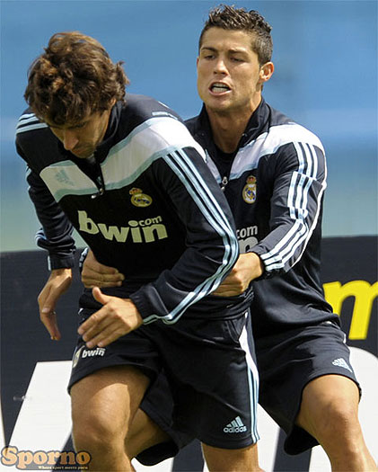 Cristiano Ronaldo também quis ajudar um companheiro no Real Madrid uma vez, mas acabou dando um "presentão" para o fotógrafo