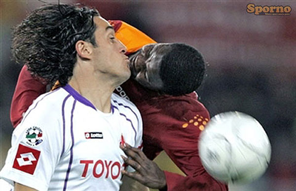 Em um confronto entre Fiorentina e Roma, a marcação cerrada acabou gerando um "quase beijo"
