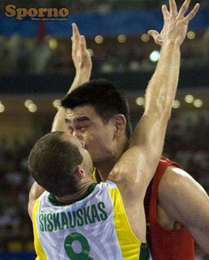 E o gigante chinês Yao Ming, de 2,30 m de altura, que praticamente ganhou um "selinho" de um marcador em uma partida de basquete?