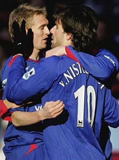 E o matador holandês Ruud van Nistelrooy: vai comemorar gol ou vai beijar?