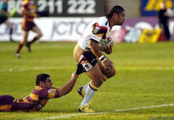 Até no rúgbi essas coisas constrangedoras acontecem. Arrancar o shorts para parar o jogador já chega a ser sacanagem...