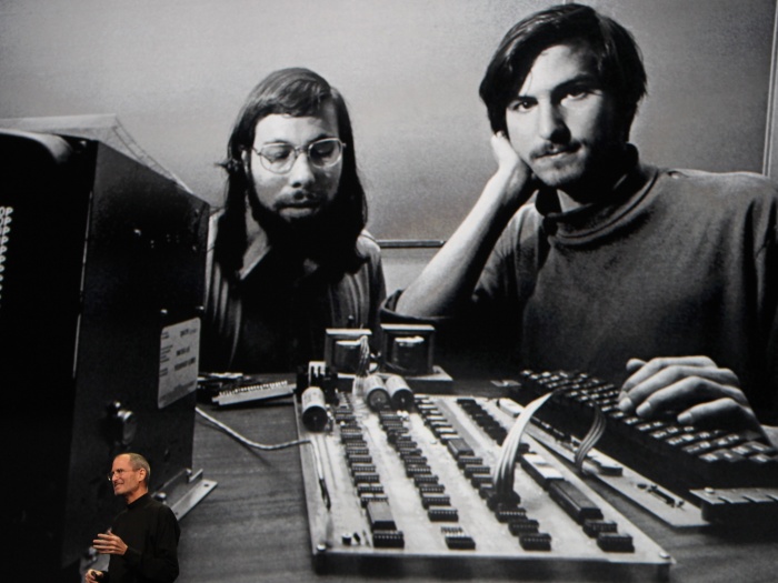 Durante o lançamento do iPad, em 27 de janeiro de 2010, o telão exibiu uma fotografia antiga de Steve Jobs com o  co-fundador da Apple, Steve Wozniak