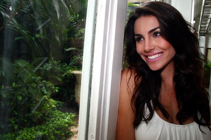 A morena Mel Fronckowiak também empresta sua beleza para a personagem Carla, de Rebelde