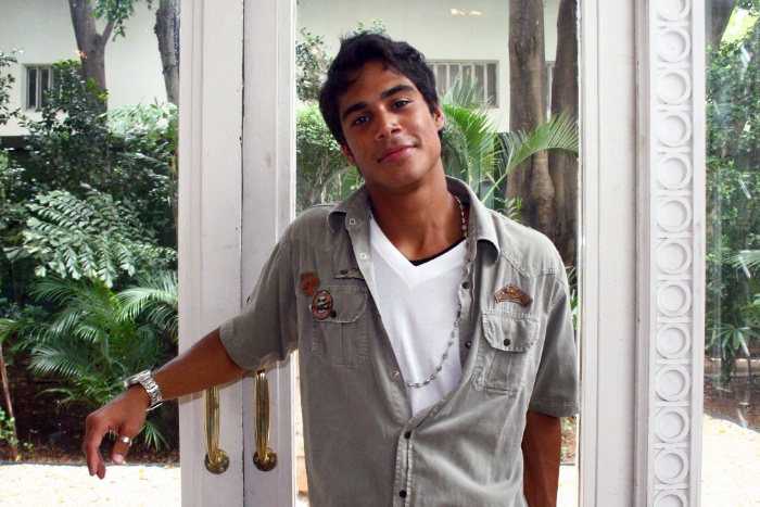 Como Pedro de Rebelde, o galã Micael Borges arranca suspiros por onde passa