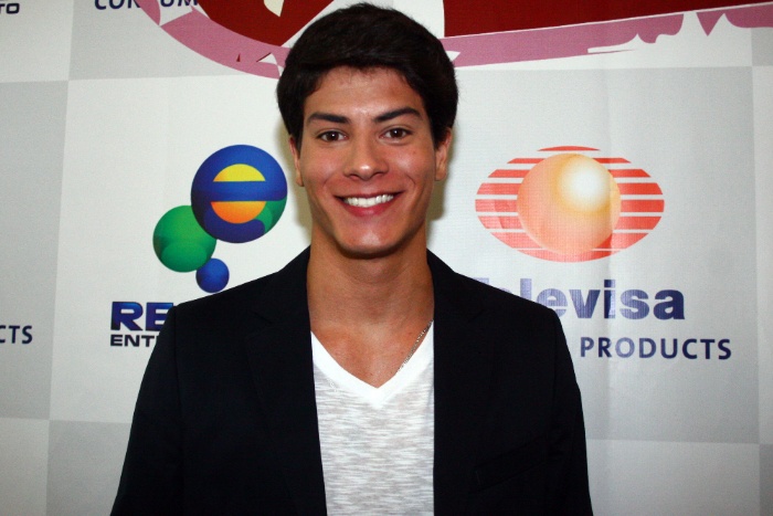 Arthur Aguiar, o Diego de Rebelde, é dono de uma beleza discreta e clássica