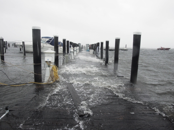 Em Montauk, Nova York, força das águas alaga doca e arranca pedaços da construção 