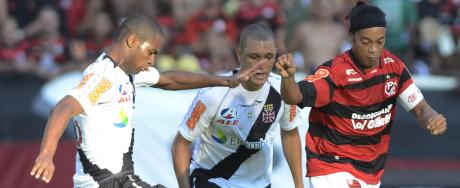 Com um jogador a menos, Flamengo empata com Vasco e continua vice