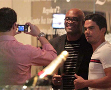 Disfarçado de nerd, Anderson Silva atende fãs em pastelaria de SP. Veja
