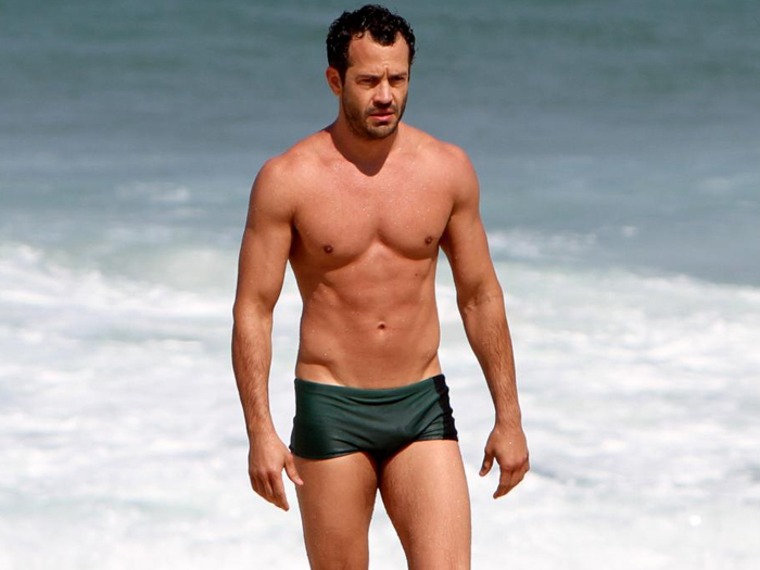 ator Malvino Salvador exibe sua boa forma em banho de mar na praia