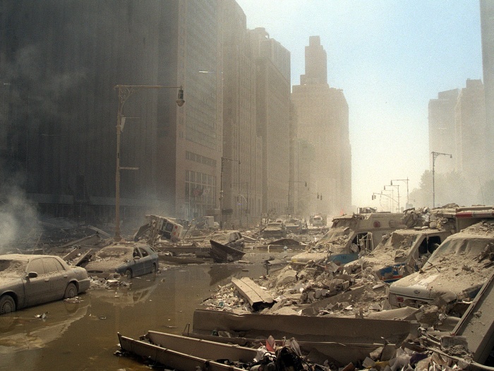 Um cenário de devastação tomou conta de uma grande parte de Nova York. Na foto, ruas alagadas, construções destruídas e carros cobertos de fuligem