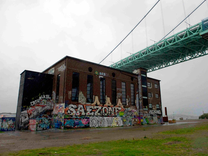 Pessoas que estavam em uma festa na galeria de arte Roda Sten foram retiradas do local (Adam Ihse/Reuters) Galeria suécia