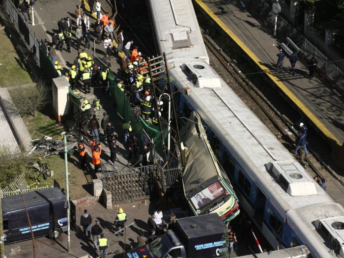 Com a colisão, o ônibus foi esmagado ao ser arrastado pelo trem, que descarrilou e se chocou contra outra composição que estava parada na estação