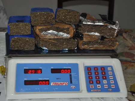 Droga seria entregue para dois detentos (Divulgação) Apreende droga