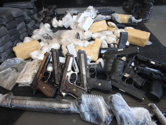 A Polícia Rodoviária do Paraná apreendeu, na manhã desta quarta-feira (14), 16 pistolas, cinco fuzis de fabricação argentina, 30 tabletes de crack e milhar...