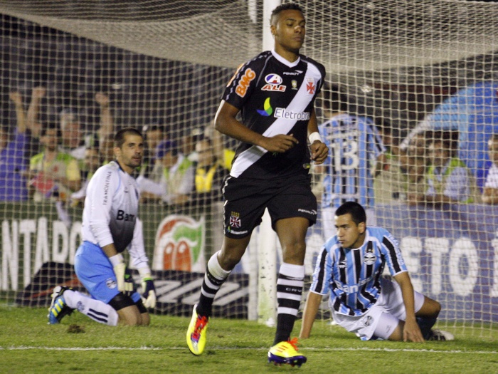 O atacante Elton, do Vasco, abriu o caminho para a vitória sobre o Grêmio, em São Januário, pela 24ª rodada do Brasileirão. A equipe cruz-maltina acabou go...