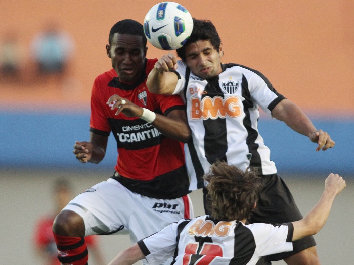 O jogo entre os Atléticos Mineiro e Goianiense foi muito disputado e teve duas contusões logo no primeiro tempo. O Dragão venceu por 1 a 0, com gol de Vito...