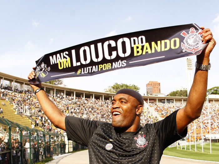 Antes do clássico alvinegro entre Corinthians e Santos, no Pacaembu, o lutador Anderson Silva, campeão mundial dos médios (até 84 kg), apareceu para dar um...