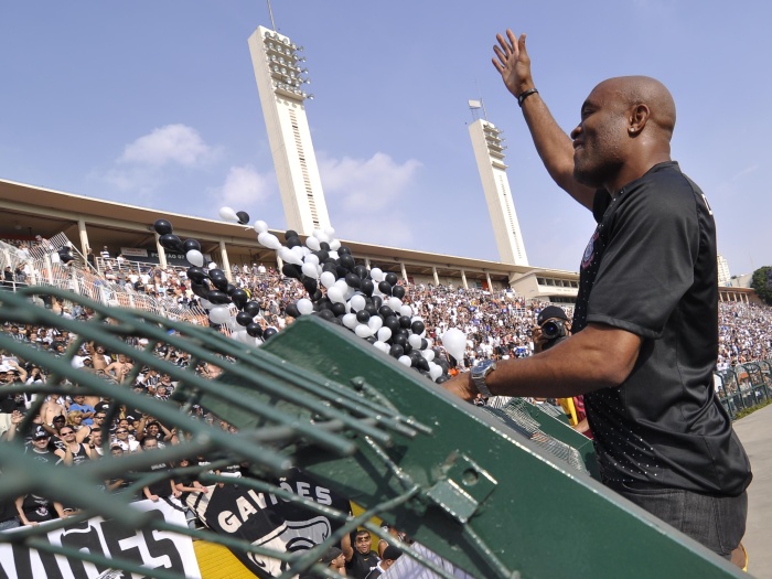 Anderson Silva ainda escalou o alambrado para saudar a torcida corintiana; ele lutou pelo clube da capital no UFC Rio, disputado no fim de agosto; leia mai...