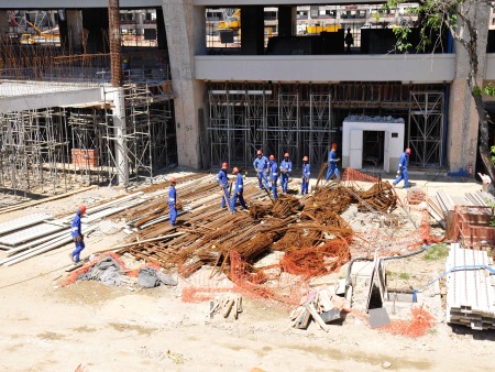 Operários querem receber os 19 dias paralisados (Bia Alvez / Agência Estado) Obras Maracanã