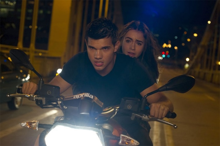 Divulgação Taylor Lautner, o famoso lobisomem da Saga Crepúsculo, volta a ganhar destaque nos cinemas com o filme Sem Saída. Seu personagem, Nathan, descobre que toda...
