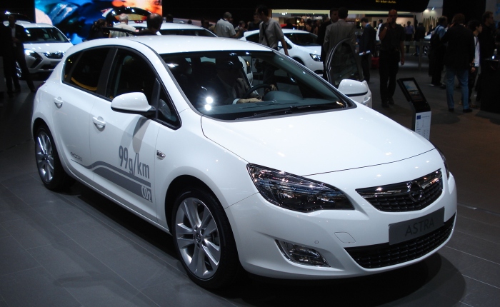 Na Europa, a marca da General Motors que vende o Astra é a Opel. Como você pode ver por esta foto, o hatch deles é bem mais atualizado que o nosso. No Bras...