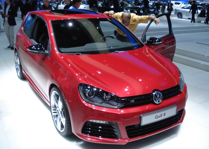 O que dizer então do Volkswagen Golf? Na Europa, o hatch já está em sua sexta geração. No Brasil, a VW ainda vende o carro da chamada geração 4,5. Por lá, ...