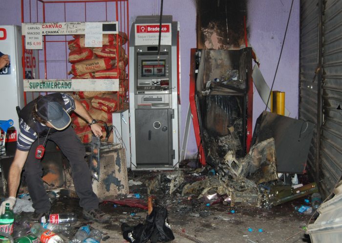 A violação ocorreu dentro de um mercado na rodovia Renê Benedito Silva, altura do km 42, em Itapevi (Hélio Torchi/AE) Caixa eletrônico explodido