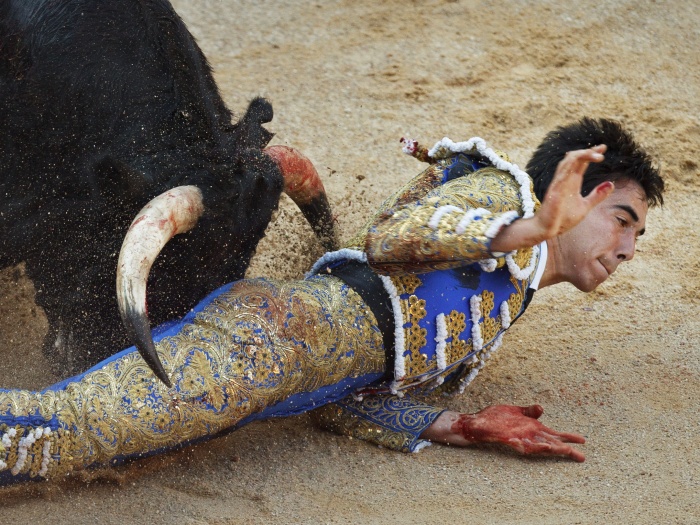 Nas touradas, um touro é colocado para lutar contra homens armados com estacas farpadas, lanças, espadas e adagas. Na foto, o toureiro espanhol Matias Teje...