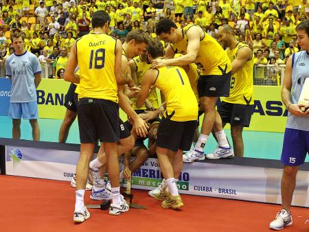 Jogadores da seleção festejam título sul-americano com o líberto Sérgio Escadinha (Jefferson Bernardes/Vipcomm) Seleção masculina, vôlei