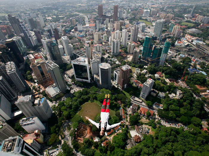 O atleta de esportes radicais francês Jean-Phillipe Teffaud se joga com pára-quedas do alto da Torre Kuala Lumpur, na Malásia. A construção é uma das mais ...