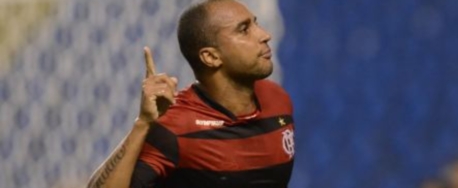 Alvo de críticas, Deivid cobra dívida milionária do Flamengo