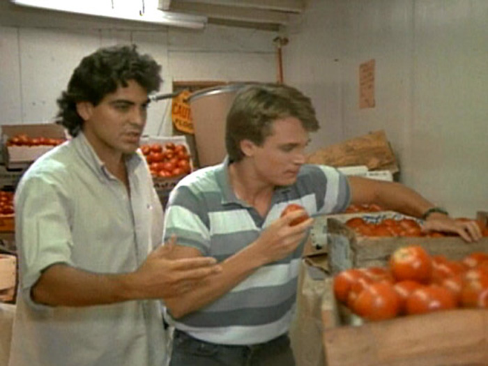 Você tem três chances de adivinhar quem é o jovem da esquerda? Antonio Banderas? Não, quem participou de O Retorno dos Tomates Assassinos (1988) foi George...