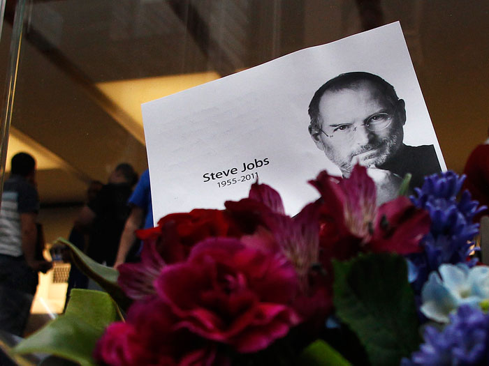 Por todo o mundo, fãs e usuários dos produtos da Apple prestaram homenagens a Steve Jobs. Flores e uma foto do fundador da Apple foram deixadas na porta da...