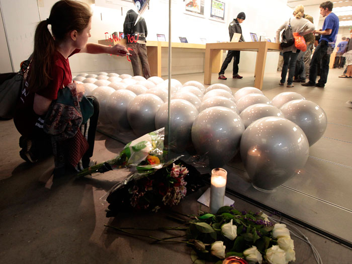 Na loja de Santa Monica, uma jovem escreve "Obrigada, Steve" no vidro com batom, após deixar flores na calçada. Steve Jobs morreu aos 56 anos. Há anos, ele...