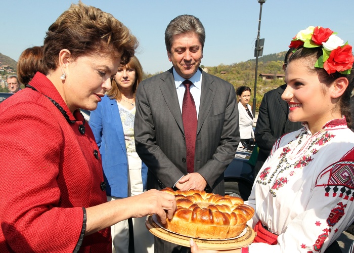 Fonte: http://i1.r7.com/data/files/2C95/948E/32D9/B9CB/0132/D9E6/14CA/778A/dilma_veliko1.jpg