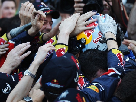 http://i2.r7.com/vettel-mecanicos-campeao-450x338.jpg