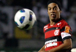 Flamengo aposta em Ronaldinho Gaúcho contra o Ceará às 18h