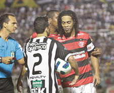 Flamengo bate o Ceará mesmo com expulsão de Ronaldinho Gaúcho