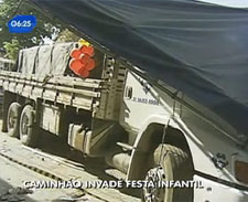 Caminhão invade festa infantil na Bahia e mata quatro pessoas. Assista
