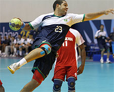 Meninos do handebol atropelam e estão na final